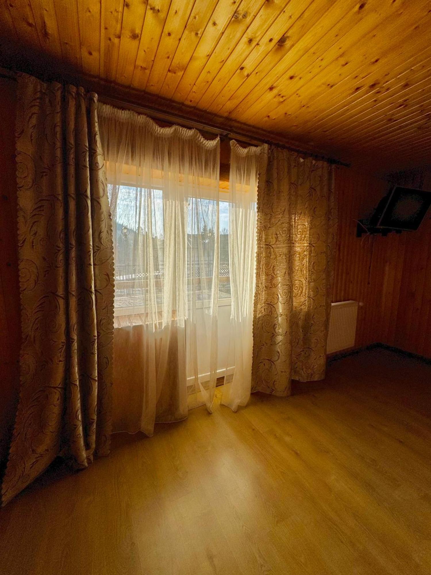 Hotel Опришок à Palyanytsya Extérieur photo